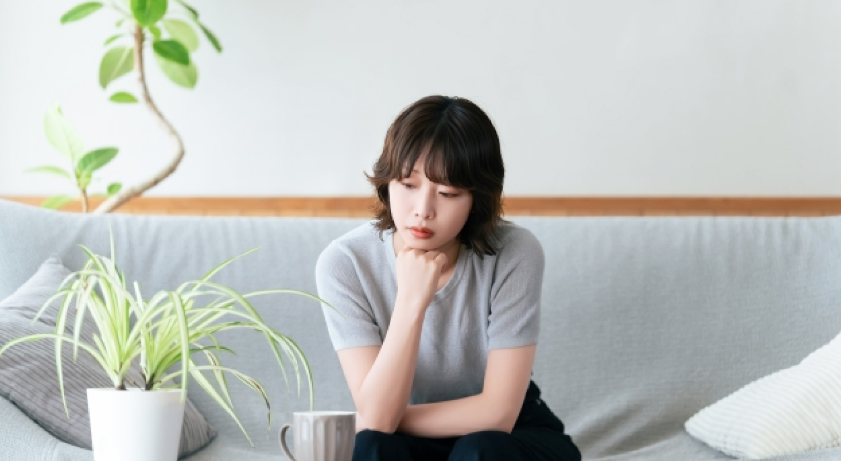 悩んでいる女性