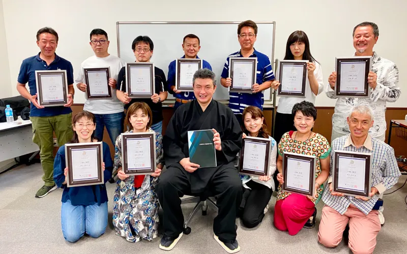 アカデミーの集合写真